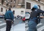 14 novembre 2012 - Un poliziotto manganella in testa un ragazzo durante gli scontri tra studenti e  forze dell'ordine