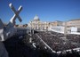 Fedeli in Piazza San Pietro in occasione dell'ultima udienza generale di Papa Benedetto XVI