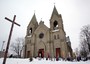 Una processione passa sulla neve vicino ad una chiesa cattolica della Bielorussia, a Rakov, che si trova a circa 45 chilometri da Minsk