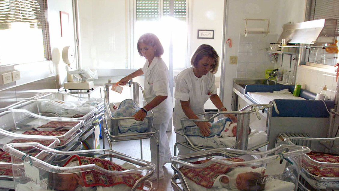 Una foto di archivio di una nursery di un ospedale pediatrico