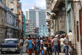 Una fila per comperare cibo all'Avana