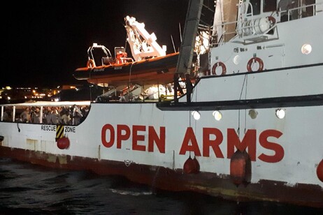 Open Arms arrives in Lampedusa