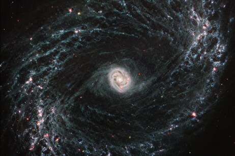 La galassia a spirale NGC 1433 fotografatadal telescopio Webb, ricca di stelle nascenti che emergono dalla fitta rete di gas e polveri (fonte: NASA, ESA, CSA, and J. Lee/NOIRLab, A. Pagan/STScI)