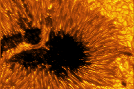 Un ponte di luce attraversa una macchia solare (fonte: NSF/AURA/NSO, Friedrich Wöger/NSO, Catherine Fischer/NSO, Philip Lindner, Leibniz-Institut für Sonnenphysik, KIS)