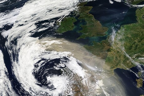 Il fenomeno meteorologico Dana fotografato dai satelliti della Nasa (fonte: MODIS Land Rapid Response Team, NASA GSFC)