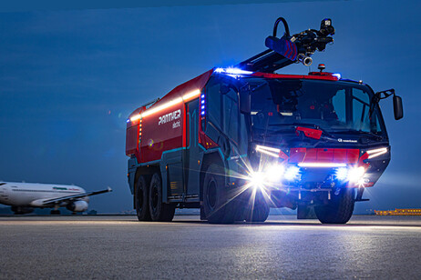 Rosenbauer Panther Electric astronave che spegne gli incendi