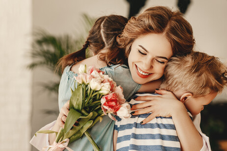 L'abbraccio della mamma ai figli foto iStock.