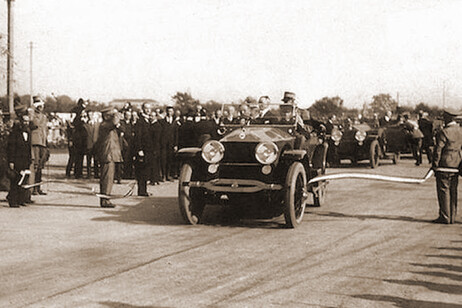 100 anni Milano Laghi, passa prima la Lancia Trikappa del Re