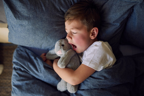 Un bambino che si addormenta foto iStock.