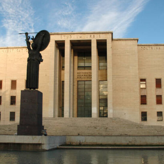 La statua della Minerva e il rettorato dell'università di Roma La Sapienza