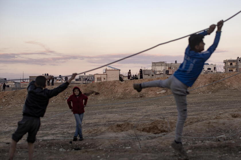 Displaced Palestinians flee to Gaza-Egypt border © ANSA/EPA