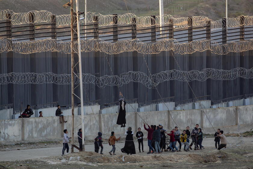 Displaced Palestinians flee to Gaza-Egypt border © ANSA/EPA