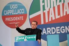 Comizio show di Berlusconi a Cagliari, 'Non rottamo nessuno'