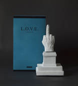 Design: Seletti trasforma scultura 'L.O.V.E.' in souvenir