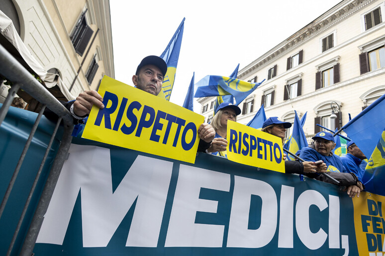 Un momento della protesta dei medici - RIPRODUZIONE RISERVATA