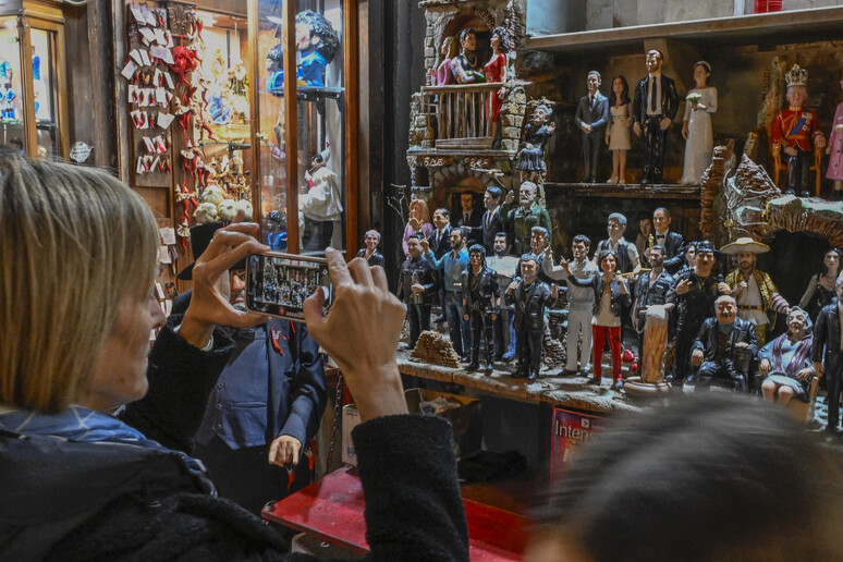 A S.Gregorio Armeno apre mercatino Natale, sì a scuola artigiani - RIPRODUZIONE RISERVATA