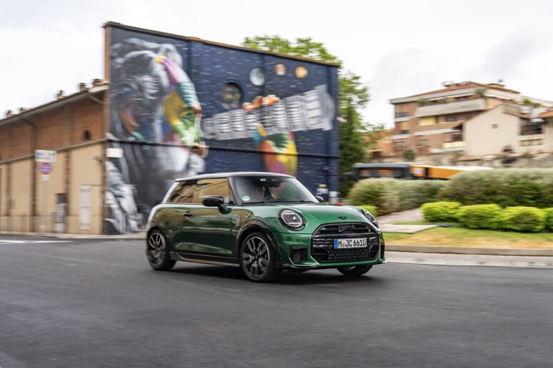 MINI Cooper S John Cooper Works: la sportività va in città - RIPRODUZIONE RISERVATA