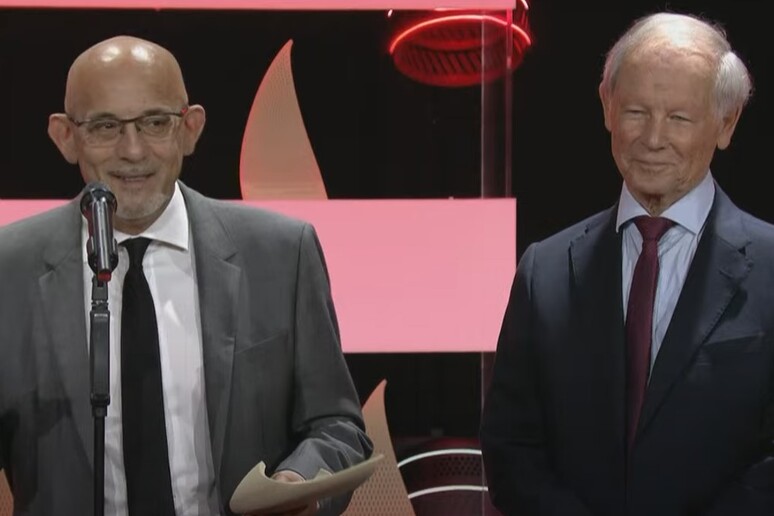 Fiorenzo Dioni e Richard Oberle ritirano il premio EPO (fonte: Epo Award) - RIPRODUZIONE RISERVATA