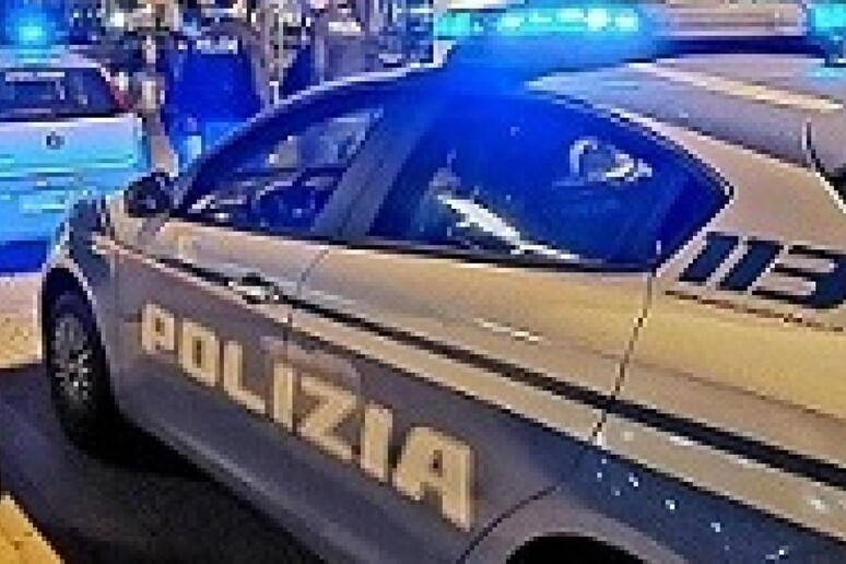 Auto della Polizia di Stato a Savona - RIPRODUZIONE RISERVATA