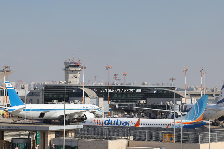 Aerei sulla pista dell 'aeroporto Ben Gurion di Tel Aviv © ANSA/EPA