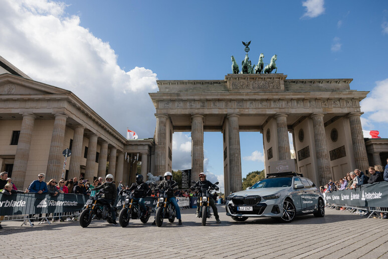 Bmw CE 02 e CE 04 sulle strade della Berlin Marathon - RIPRODUZIONE RISERVATA